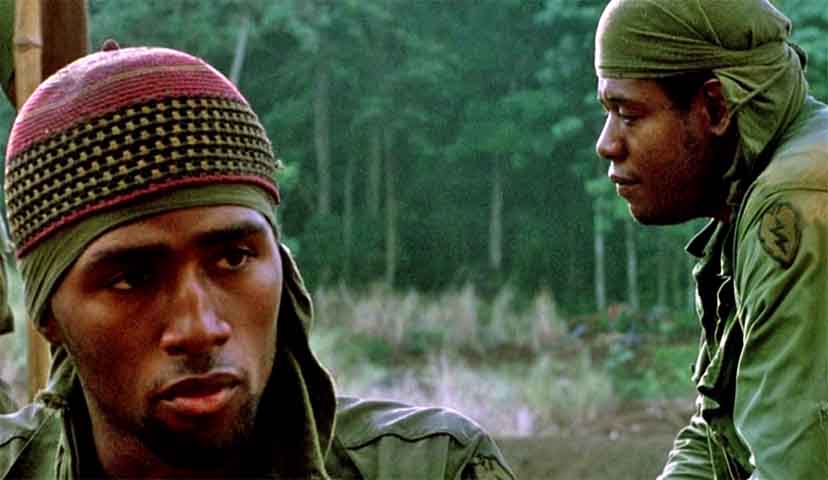 Platoon – Dirigido por Oliver Stone, o drama de guerra venceu quatro Oscars, incluindo Melhor Filme e Melhor Diretor. A narrativa acompanha a experiência de um jovem soldado americano durante a Guerra do Vietnã e se destaca pelo conflito moral entre dois oficiais com visões opostas sobre o combate, em meio à brutalidade do conflito. 
