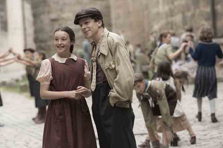 No cinema, ela também integrou o elenco de produções como “Catherine Called Birdy” (2022), em que interpretou a protagonista dirigida por Lena Dunham, e “Judy: Muito Além do Arco-Íris” (2019), ao lado de Renée Zellweger.
