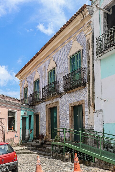 Casa das Sete Mortes - Salvador, Bahia - Há relatos de que um crime foi cometido em 1755, nunca desvendado e, desde então, outros assassinatos de escravos e suas famílias também aconteceram no lugar. A vizinhança afirma que escuta barulhos inexplicáveis dentro da residência.