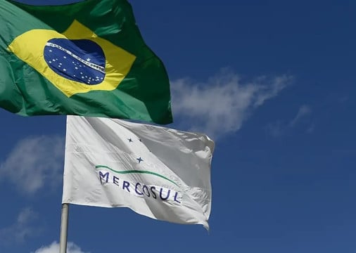 Bandeiras do Brasil e do Mercosul lado a lado. Acordo entre o bloco e a União Europeia foi aprovado