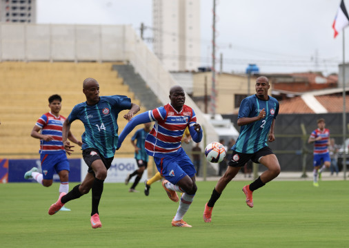 Atacante nigeriano do Fortaleza, Fashanu, em jogo pela Copinha 2026
