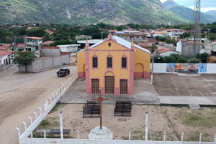 Administrativamente, Irauçuba é composta por quatro distritos: Boa Vista do Caxitoré, Irauçuba (sede), Juá e Missi — local onde Valdir construiu a casinha.