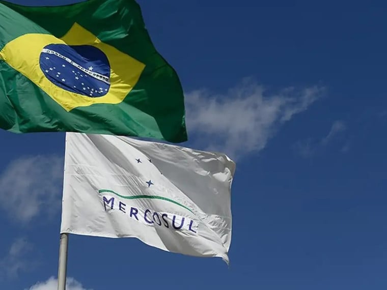 Bandeiras do Brasil e do Mercosul lado a lado. Acordo entre o bloco e a União Europeia foi aprovado