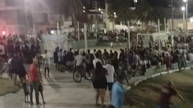A Polícia foi acionada para a quadra de futebol de salão em razão da forte aglomeração no local  