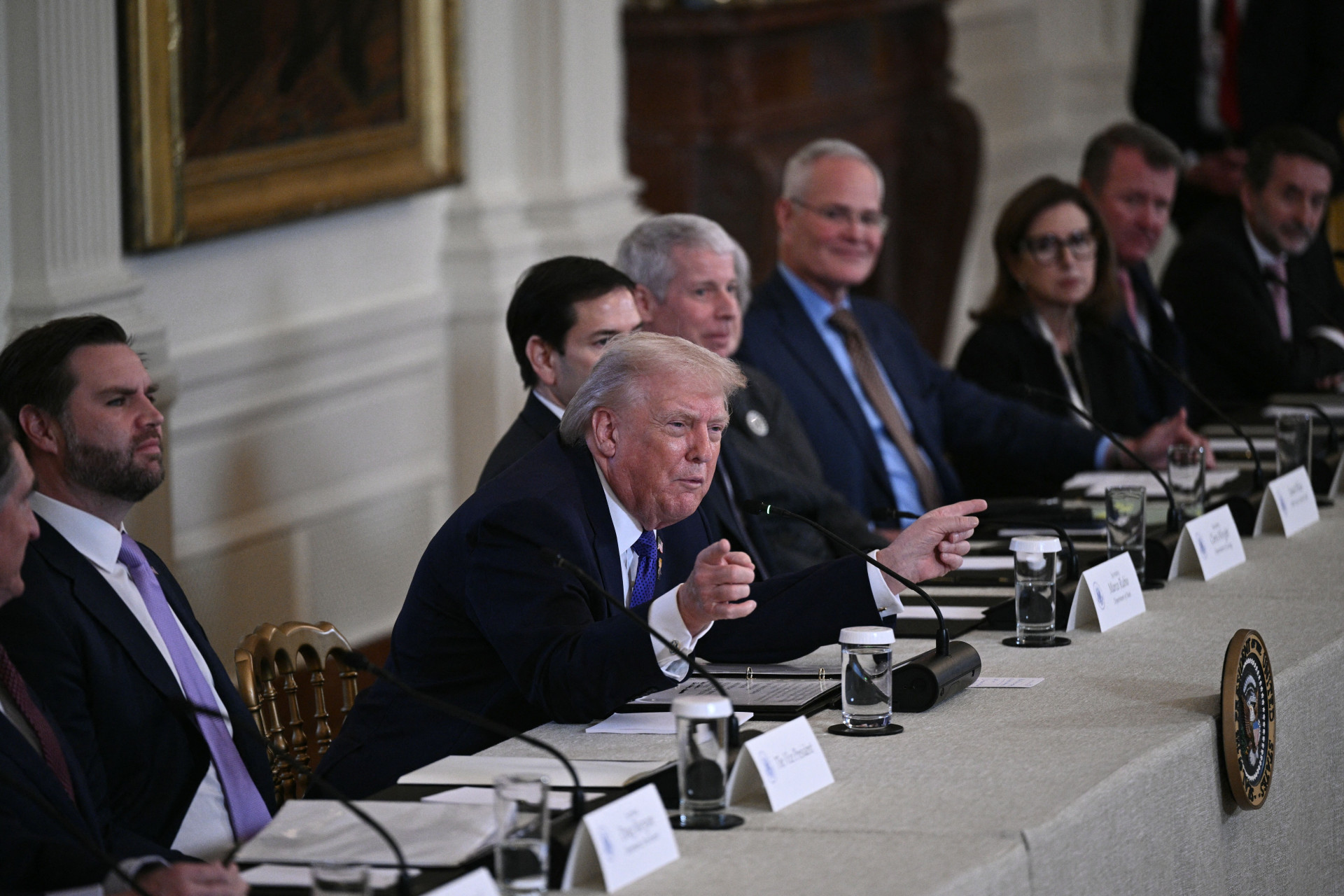 ￼TRUMP se reuniu com executivos de empresas petrolíferas americanas (Foto: BRENDAN SMIALOWSKI / AFP)
