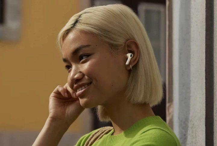 Nela, o usuário ouve a tradução no fone e vê a transcrição no celular.