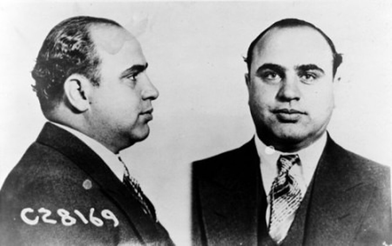 Durante 29 anos, Alcatraz abrigou criminosos considerados incontroláveis pelo sistema — entre eles, o lendário Al Capone. Condenado por sonegação de impostos em 1931, ele foi transferido para a ilha em 1934, e ali ficou por cinco anos. 