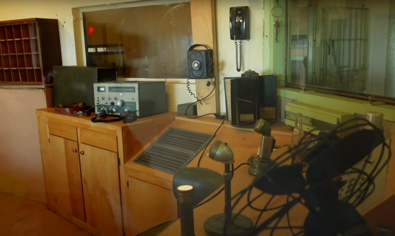 A corrosão constante do mar tornava a manutenção de Alcatraz extremamente cara, afetando a estrutura. Com o tempo, decidiu-se que uma nova prisão no continente seria mais viável, e Alcatraz foi fechada em 21/3/1963.