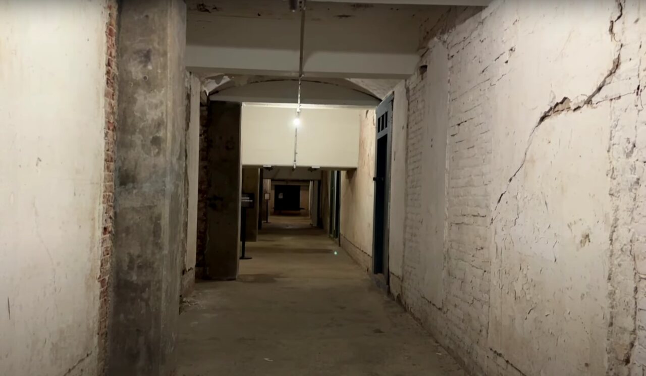 J.K. Rowling se inspirou em Alcatraz para criar Azkaban.  Ambas compartilham o mesmo ar sombrio e a fama de serem inescapáveis. Lá, os detentos perdiam não só a liberdade, mas também a sanidade. 