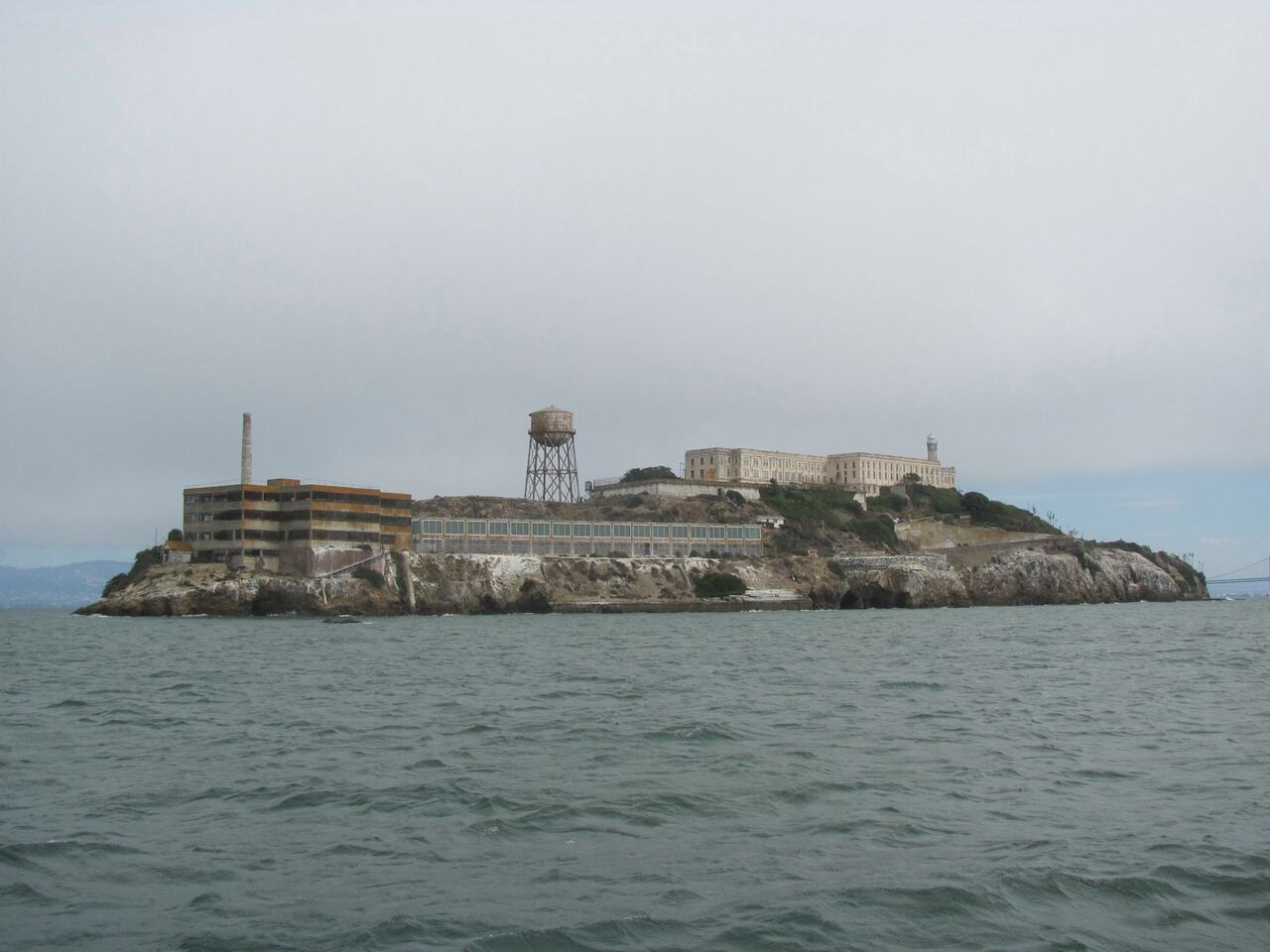 No universo de Harry Potter, Azkaban é símbolo de terror e isolamento. Poucos sabem que sua inspiração veio de Alcatraz, a famosa prisão americana localizada em uma ilha na Baía de São Francisco, na Califórnia. 

