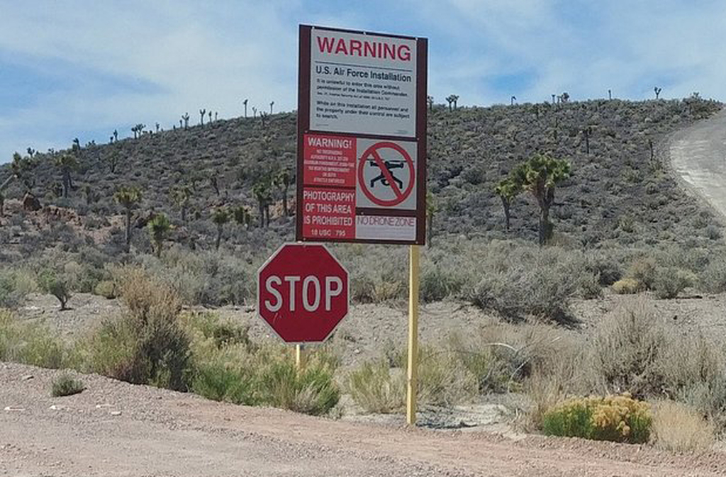 Somente em 2013 o governo dos Estados Unidos reconheceu oficialmente a existência da Área 51. Documentos liberados confirmaram que a base foi usada para testes de aeronaves secretas. No entanto, nenhuma menção a extraterrestres foi feita. O reconhecimento tardio apenas reforçou a aura de mistério.