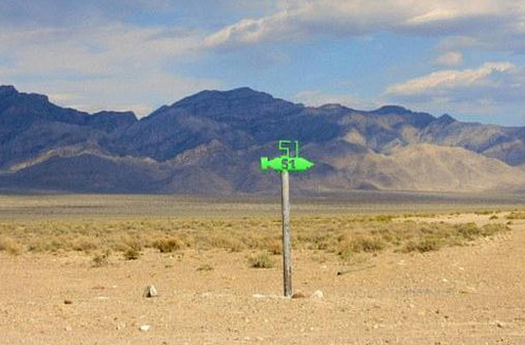 Situada dentro do Campo de Testes de Nevada, é cercada por desertos áridos e montanhas. Sua posição isolada contribui para o caráter sigiloso da instalação. O espaço aéreo ao redor é altamente restrito, e sobrevoos civis são proibidos. A localização estratégica permite testes militares longe da observação pública. O isolamento geográfico é parte essencial do mito que envolve a base. 