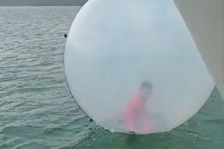 Segundo o marinheiro, o brinquedo teria se soltado de um cabo e sido levado pelo vento; a bolha já estava furada e vazando.