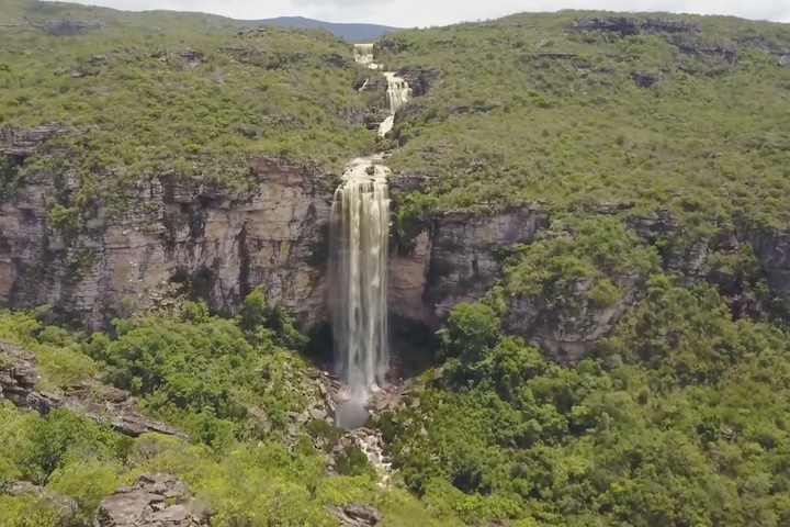 Além de apreciar o cenário, os visitantes podem desfrutar de trilhas e conhecer a Cachoeira do Ramalho.