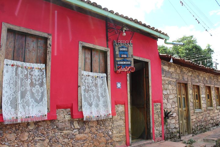 Muitas foram cuidadosamente restauradas e hoje funcionam como pousadas charmosas, ateliês de arte e pequenos restaurantes.