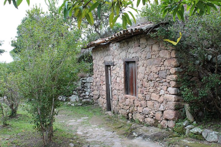 A vila chama atenção por seus casarios de pedra, herança de um passado marcado pelo garimpo de diamantes.