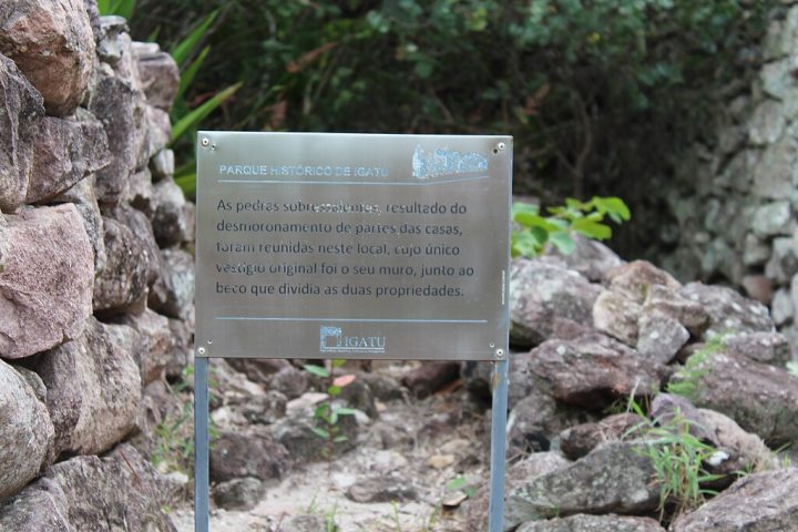 Além do mais, ao promover o turismo sustentável, Igatu garante que o fluxo de visitantes fortaleça a economia local sem agredir o meio ambiente.