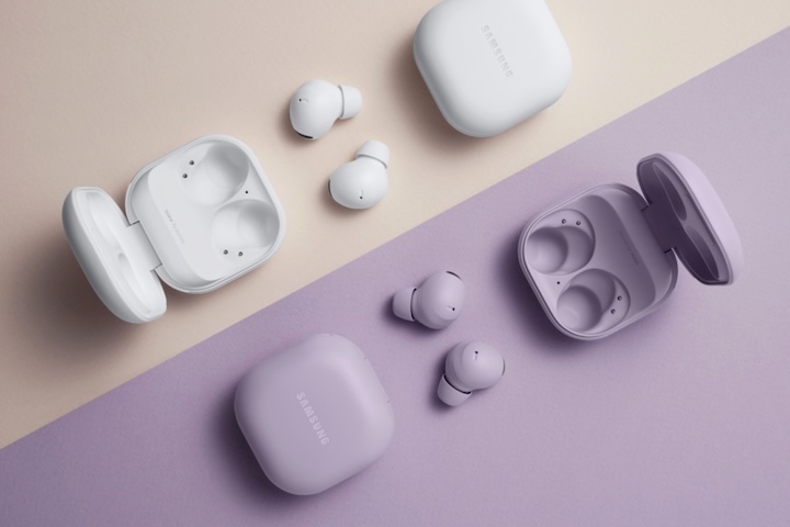 O modo Intérprete, que permite conversar com outra pessoa em outro idioma sem precisar manusear o celular, é compatível com os fones Galaxy Buds2 Pro, Galaxy Buds2 e Galaxy Buds FE. 