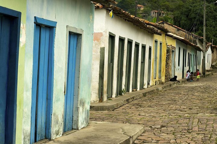 No passado, o garimpo foi a base da prosperidade de Igatu, atraindo migrantes e moldando a identidade do lugar.