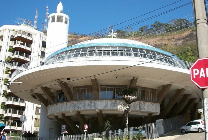 Apelidada de Igreja do Disco Voador, a Paróquia Melquita Católica de São Jorge fica no bairro Santa Helena. 