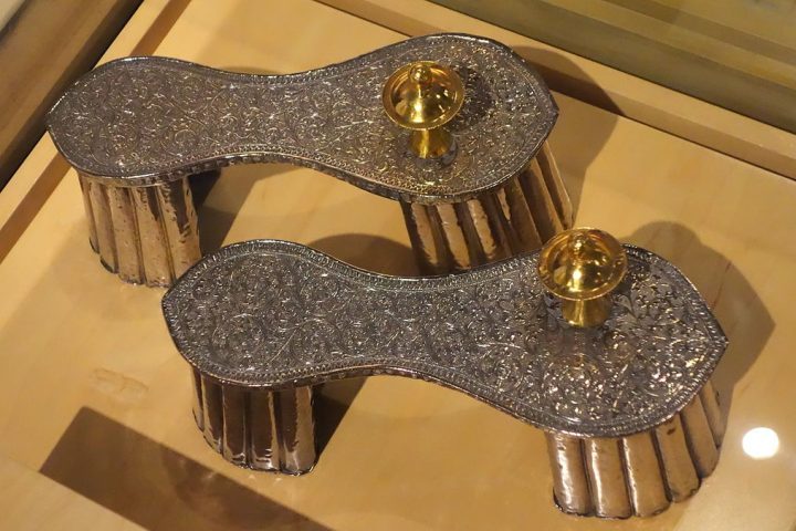 Padukas (Índia): Sandálias de madeira consideradas o calçado indiano mais antigo, muitas vezes associado a práticas religiosas. São símbolos de simplicidade espiritual e aparecem em textos sagrados hindus.