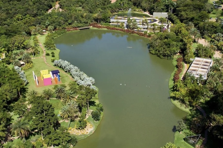 Como o Instituto fica localizado em Brumadinho, há opções de ônibus saindo de Belo Horizonte com passagens a partir de R$ 60,00.