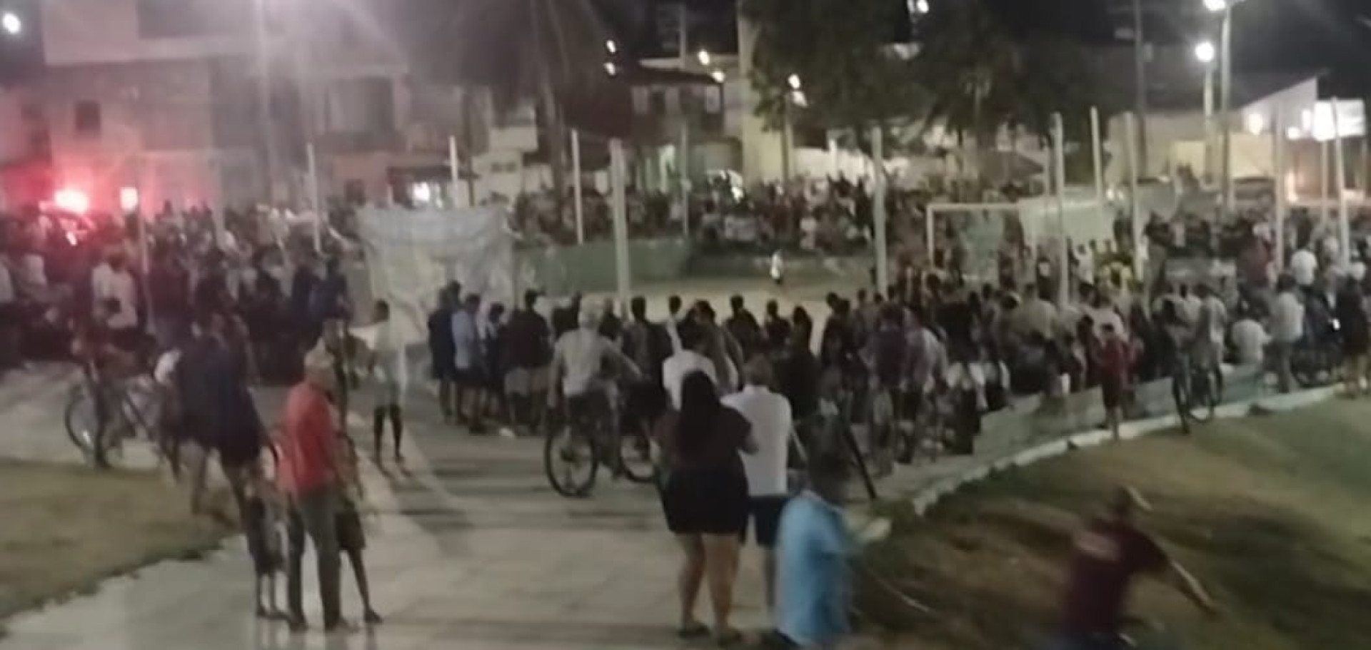 A Polícia foi acionada para a quadra de futebol de salão em razão da forte aglomeração no local  (Foto: reprodução/vídeo )