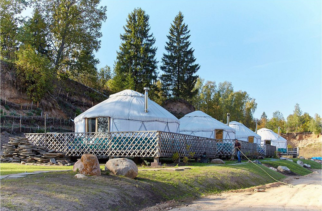 O ecoturismo é forte na região, com trilhas, acampamentos e passeios guiados. A Trilha do Grande Baikal percorre 200 quilômetros ao longo da costa. Visitantes podem dormir em yurts, casas típicas da Mongólia. O turismo sustentável é incentivado para proteger o ecossistema.
