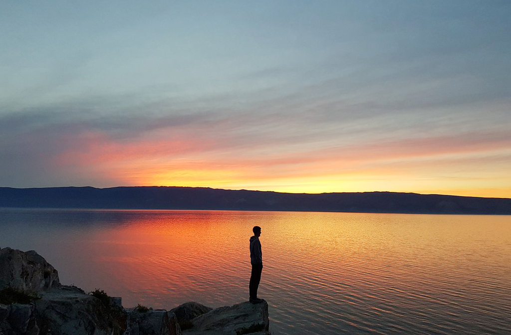Contemplar o Baikal é mergulhar na história da Terra. Suas águas profundas guardam segredos milenares. É um convite à reflexão sobre o tempo, a vida e a natureza. Um destino que transforma quem o visita — e permanece na memória para sempre.