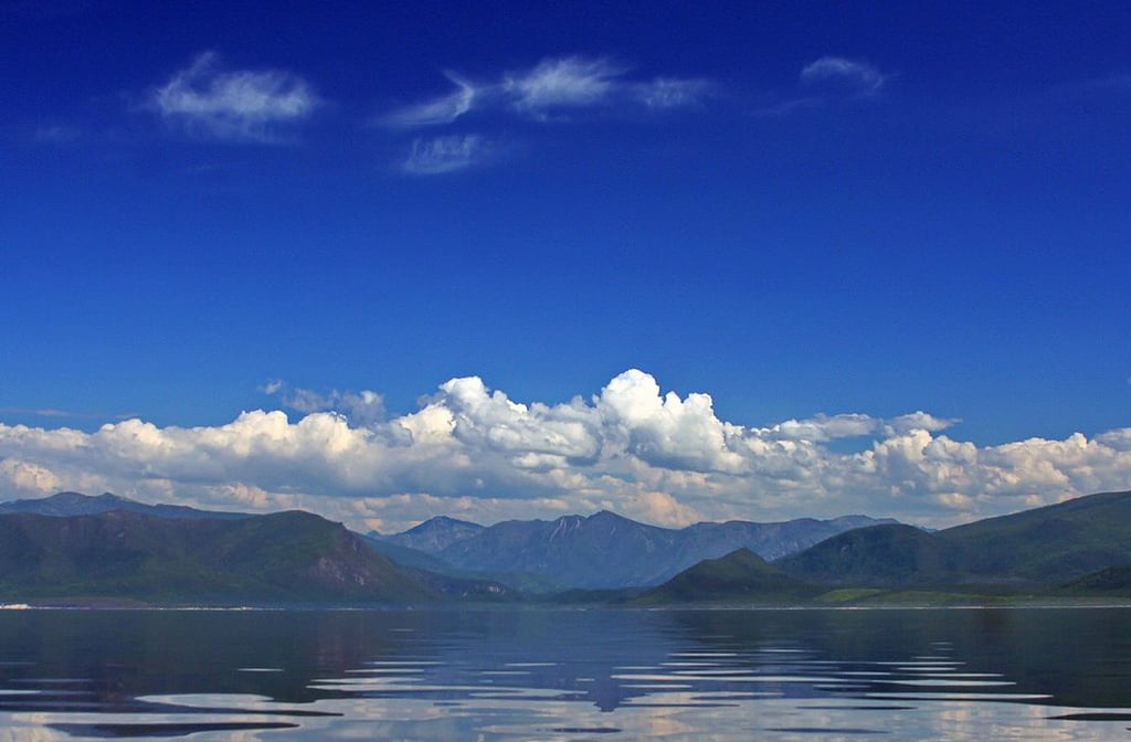 O Lago Baikal, na Rússia, é uma joia natural de proporções épicas. Com mais de 25 milhões de anos, é o lago mais antigo do planeta e também o mais profundo. Suas águas cristalinas abrigam uma biodiversidade única, com espécies que não existem em nenhum outro lugar. Reverenciado por cientistas, místicos e viajantes, é um santuário de beleza, mistério e vida. 