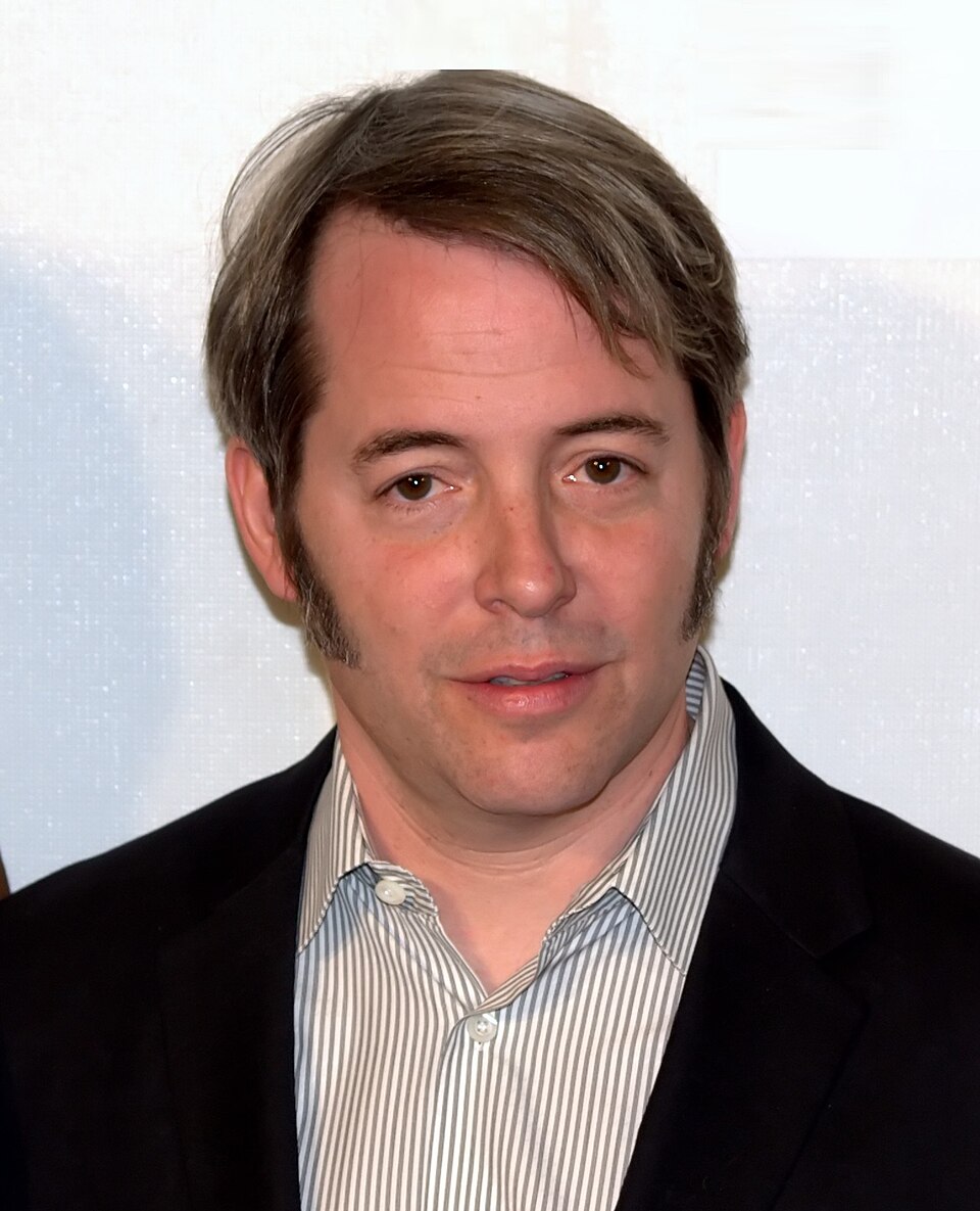 O elenco principal reúne Matthew Broderick, Mia Sara e Alan Ruck. Broderick construiu uma carreira sólida no cinema e no teatro, com forte presença na Broadway, e é casado com a atriz Sarah Jessica Parker.
