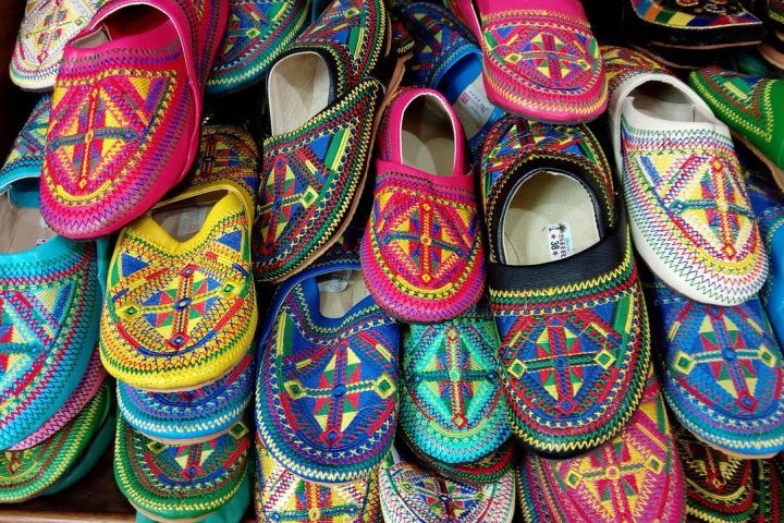 Babouche (Marrocos e Norte da África): Sandálias de couro decorada e com ponta alongada, muito usadas em mercados e casas tradicionais do Marrocos. Tornaram-se ícones da cultura islâmica na região.