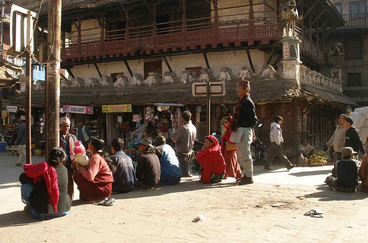 O nome Nepal possui diversas teorias sobre sua origem, sendo uma delas uma variação do povo neuari, enquanto outra sugere que significa lugar sagrado no dialeto lepcha. Este título reflete a importância do Nepal como um centro de peregrinação para hindus e budistas.