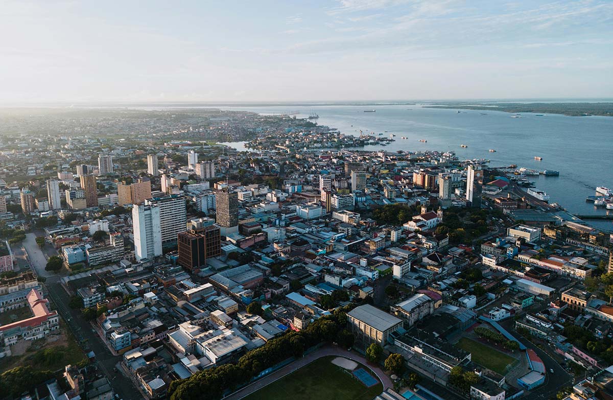 Manaus (AM) – A influência da floresta amazônica traz chuvas volumosas durante boa parte do ano. Isso contribui para a biodiversidade, mas pode dificultar a mobilidade urbana com ruas alagadas.