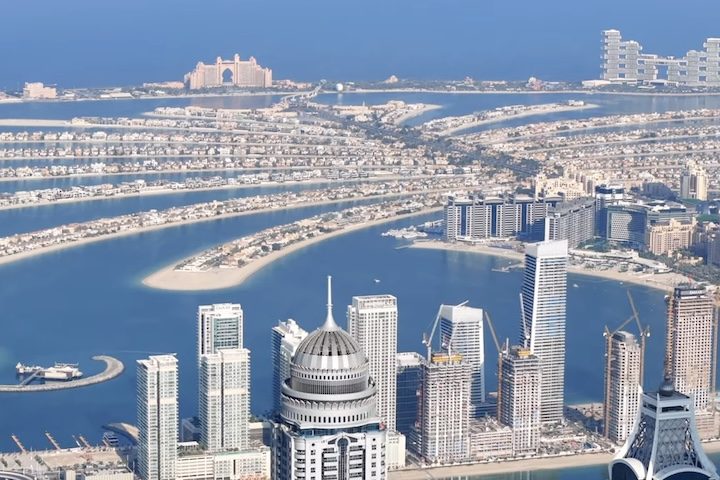 Ao todo, a ilha artificial tem 31 km² e foi criada para ser uma vitrine do urbanismo de alto padrão. 