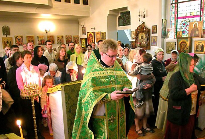 Ao contrário do rito romano (mais comum no Brasil), na liturgia melquita o padre celebra boa parte do tempo voltado para o altar, simbolizando que todos caminham juntos na mesma direção.