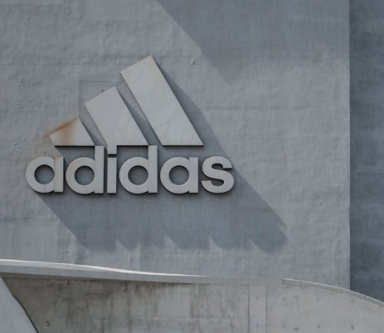 Tanto Chavarria quanto a Adidas emitiram comunicados reconhecendo o erro, pedindo desculpas por não terem colaborado com as comunidades de Oaxaca.