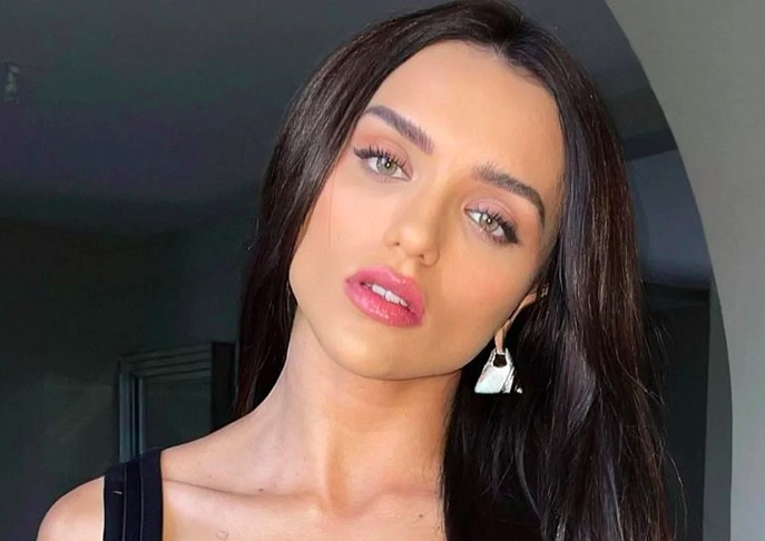 Rafaella Freitas Ferreira de Castro Matthaus nasceu em Campina Verde, Minas Gerais, em 2 de abril de 1993. Iniciou a carreira como influenciadora digital, ganhou destaque nas redes sociais e acumulou milhões de seguidores ao longo dos anos. 
