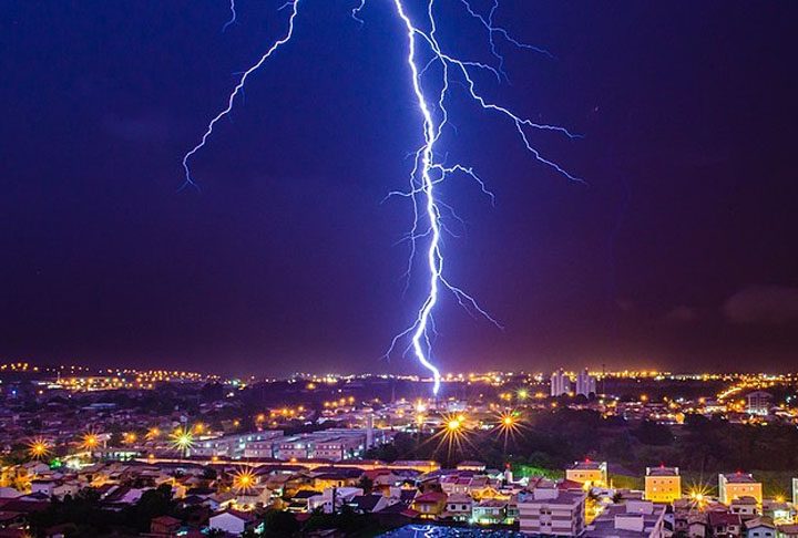 Além disso, eles também usam sistemas avançados de previsão que, com o auxílio de modelos numéricos que simulam o comportamento da atmosfera, conseguem detectar raios com 24 horas de antecedência.     