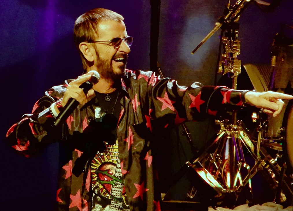 Ringo Starr - O músico britânico, que foi baterista dos Beatles, surge no 18° episódio, da segunda temporada, chamado Brush with Greatness .