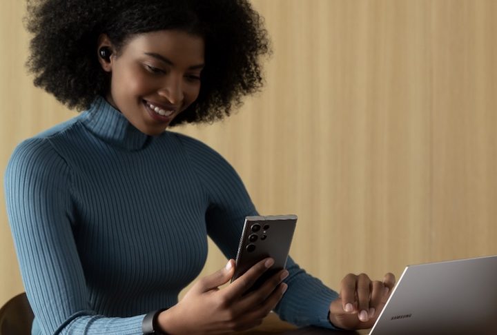 No início de 2025, a Samsung já havia lançado seu próprio serviço de tradução simultânea, o Live Translate, por meio do Galaxy AI.