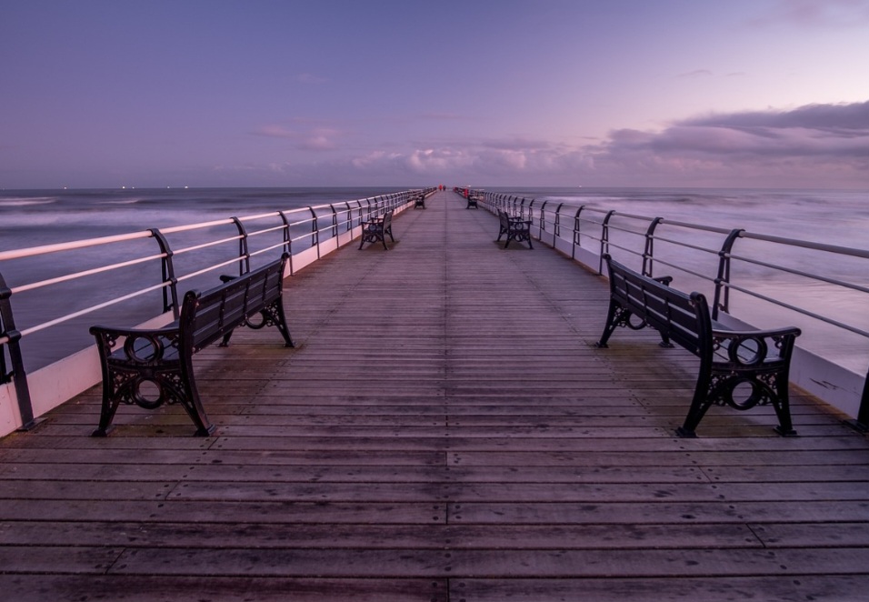 Na prática, o píer cumpre funções diferentes. Ele pode servir para embarque e desembarque de pessoas e mercadorias, apoiar atividades de pesca, funcionar como ponto de ancoragem para embarcações ou, ainda, ser um espaço dedicado ao lazer e à contemplação da paisagem.