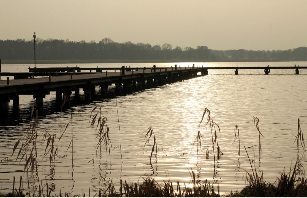 Em marinas, os píeres costumam ser modernos e bem equipados, atendendo quem busca praticidade e segurança para guardar barcos e realizar passeios náuticos.