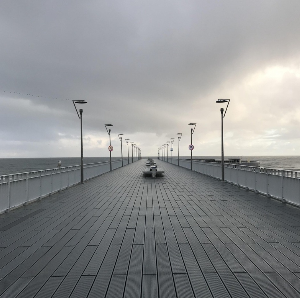 Essa extensão pode ser construída em madeira, concreto ou metal, apoiada por estacas ou pilares que garantem sustentação mesmo diante das variações do nível da água e das condições naturais.