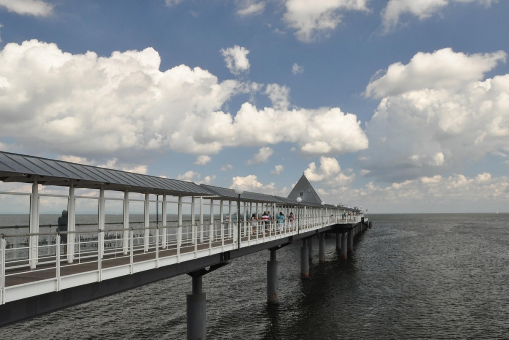 Os tipos de píer também variam bastante conforme o uso. Existem modelos voltados exclusivamente à pesca, outros pensados para o turismo e o lazer, com áreas amplas para circulação, e os industriais, projetados para suportar grandes cargas e embarcações de maior porte.