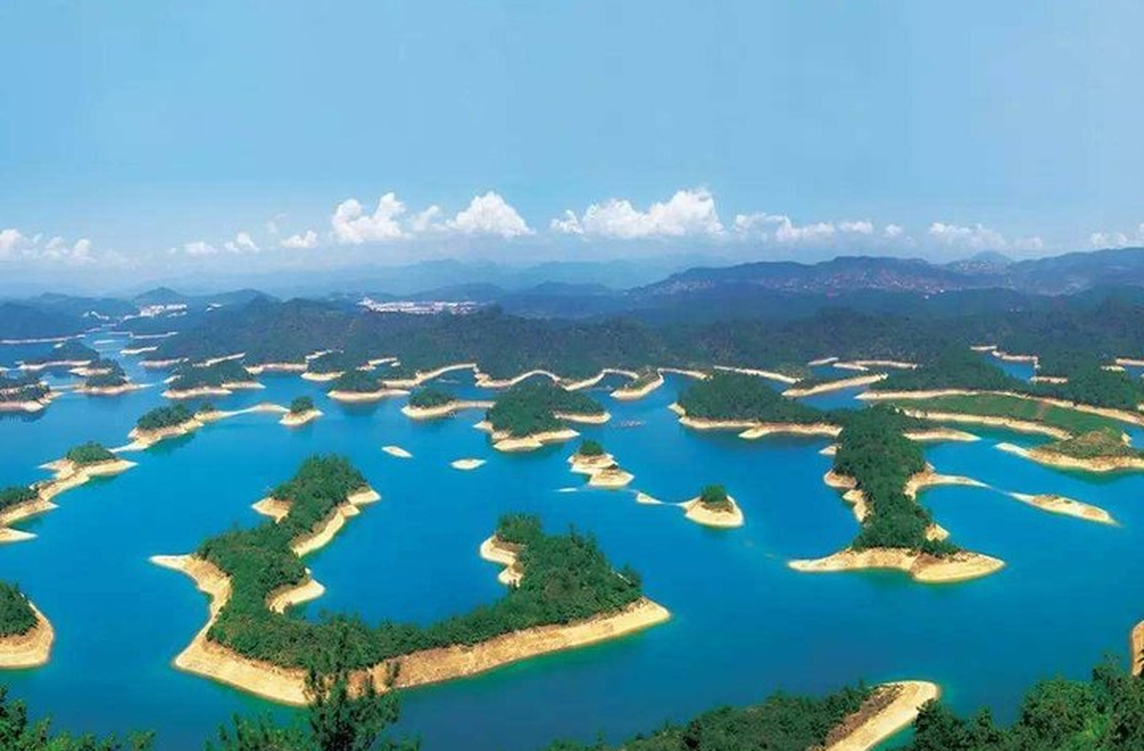 O Qiandao possui mais de mil ilhas e é um dos maiores lagos artificiais da China. Suas águas cristalinas atraem turistas de todo o planeta, mas poucos cientes da cidade submersa abaixo. A região, aliás, também é usada para pesca e esportes aquáticos.