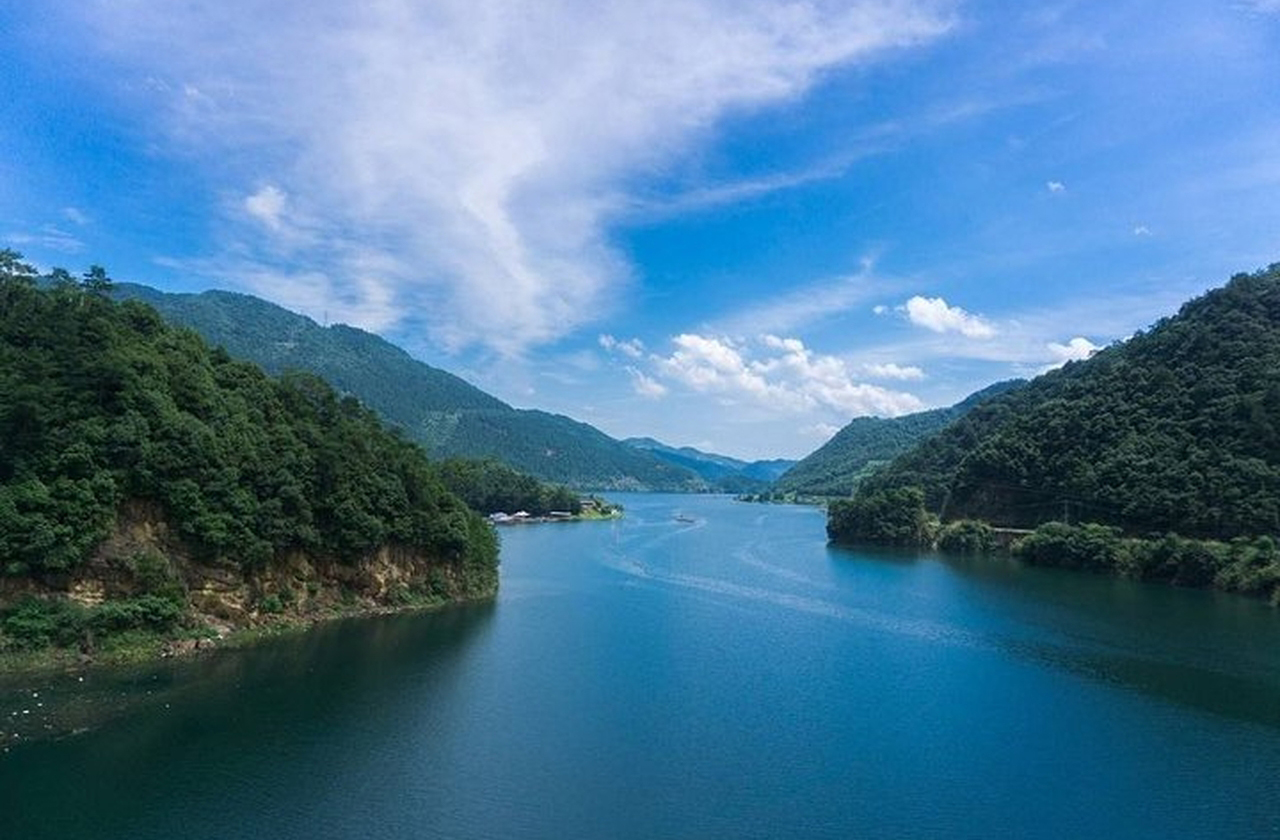 A cidade está entre 36 e 40 metros de profundidade no Lago Qiandao, na província de Zhejiang. A região é cercada por montanhas e florestas, criando um cenário natural único. O lago, por sinal, é famoso por suas águas calmas e extremamente claras.