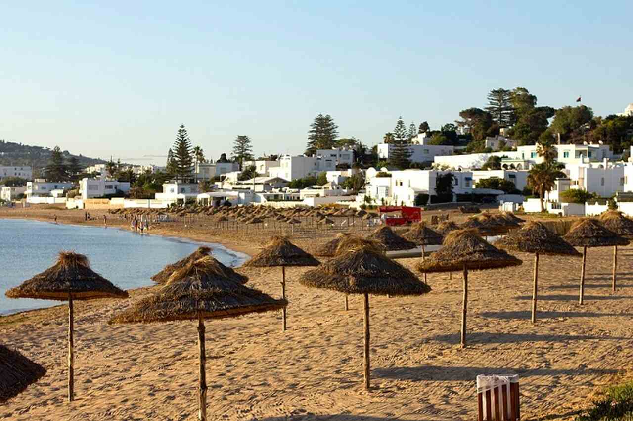 A Tunísia recebeu aproximadamente 10,25 milhões de turistas estrangeiros em 2024. E o litoral é um dos pontos mais fortes. 