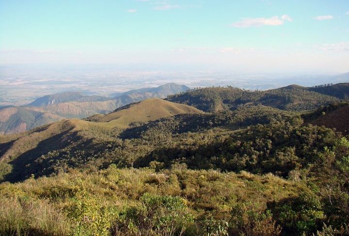 O Vale apresenta condições climáticas e topográficas que intensificam tempestades severas — como a umidade vinda do oceano, o calor intenso e a ilha de calor urbana.