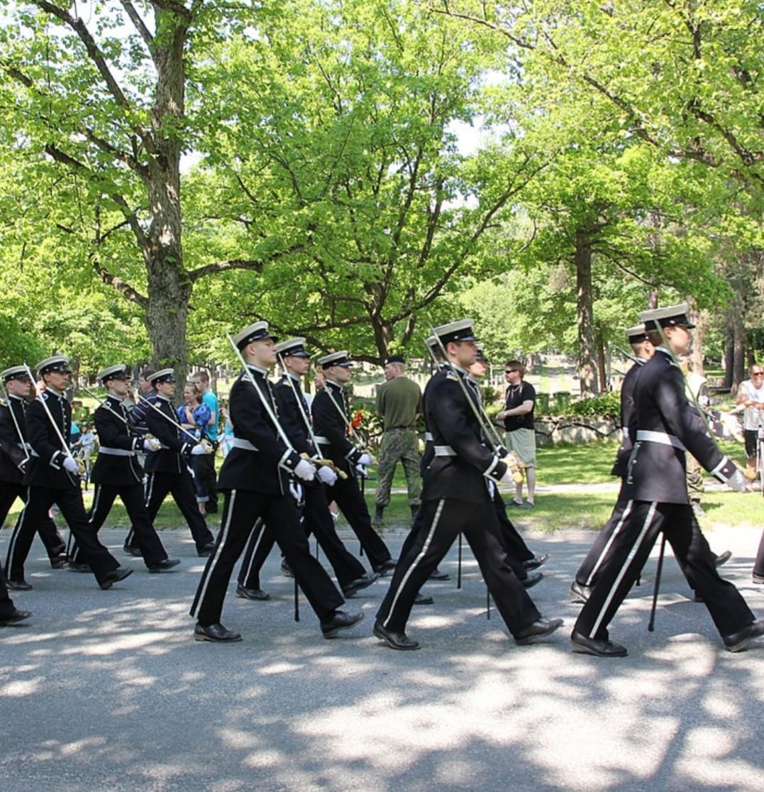 O país, que já garante segurança aos cidadãos no dia a dia, conta com uma força armada potencial formada por cerca de um terço da população adulta.
